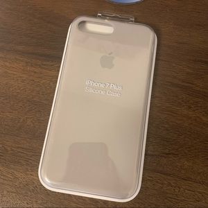 *NWT* iPhone 7 Plus Silicone Case (Pebble)